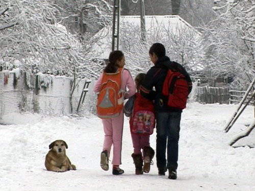 Copii mergand la scoala - iarna (c) eMM.ro